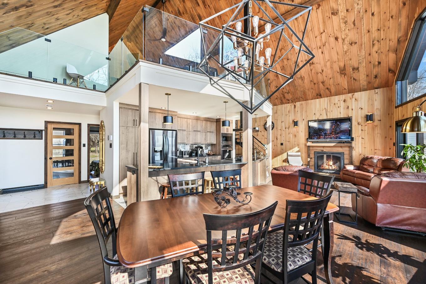 Dinette - 561 Av. De Venise O., Venise-En-Québec, QC - Indoor Photo Showing Dining Room With Fireplace