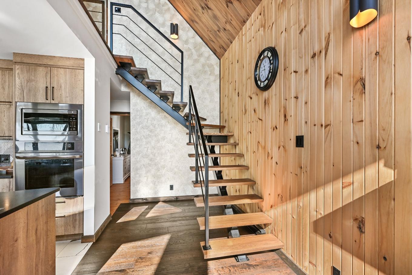 Staircase - 561 Av. De Venise O., Venise-En-Québec, QC - Indoor Photo Showing Other Room