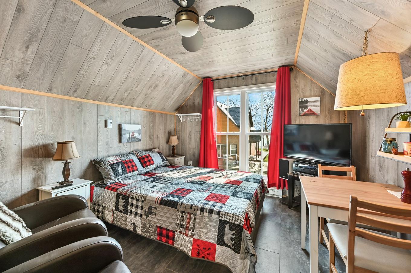 Bedroom - 561 Av. De Venise O., Venise-En-Québec, QC - Indoor Photo Showing Bedroom