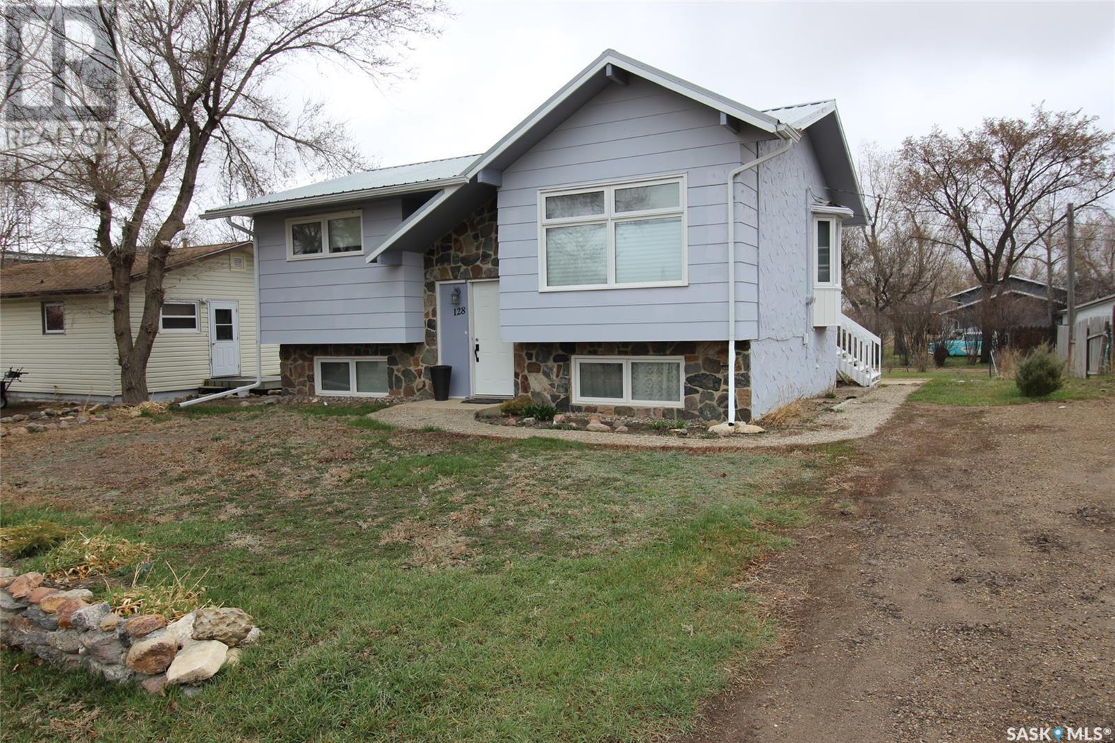 128 1St Street E, Frontier, SK - Outdoor