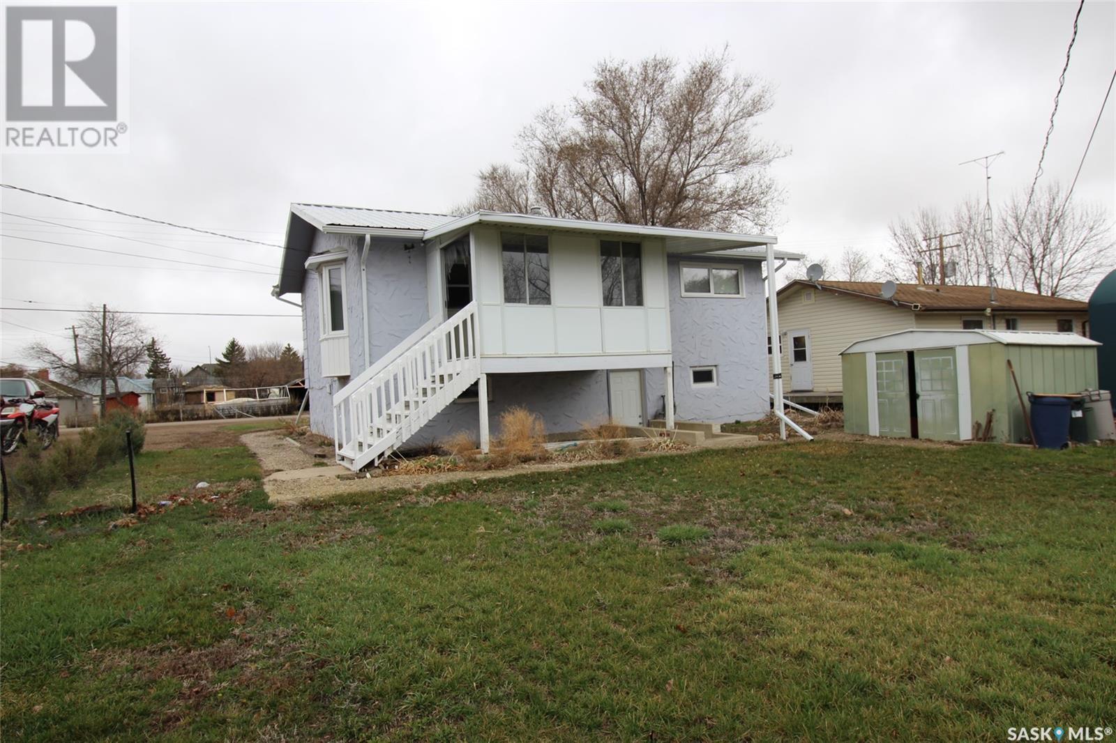 128 1St Street E, Frontier, SK - Outdoor