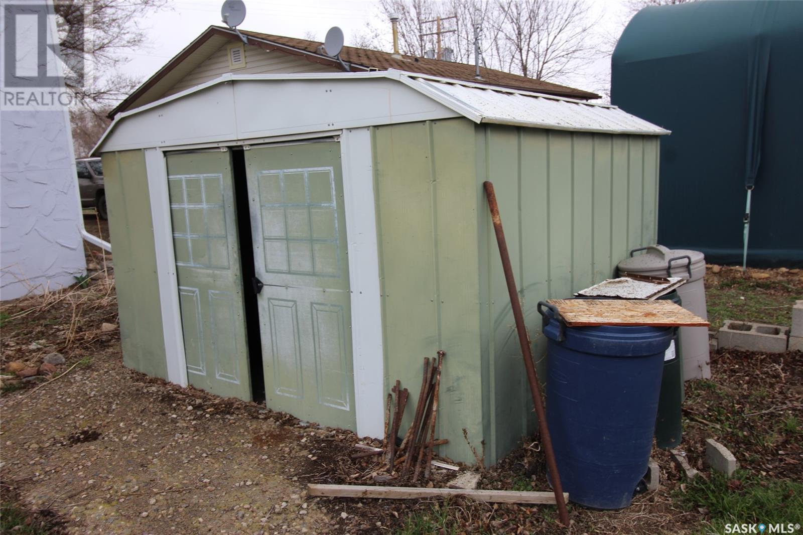 128 1St Street E, Frontier, SK - Outdoor