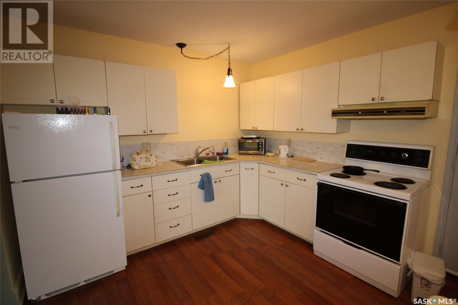 128 1St Street E, Frontier, SK - Indoor Photo Showing Kitchen With Double Sink