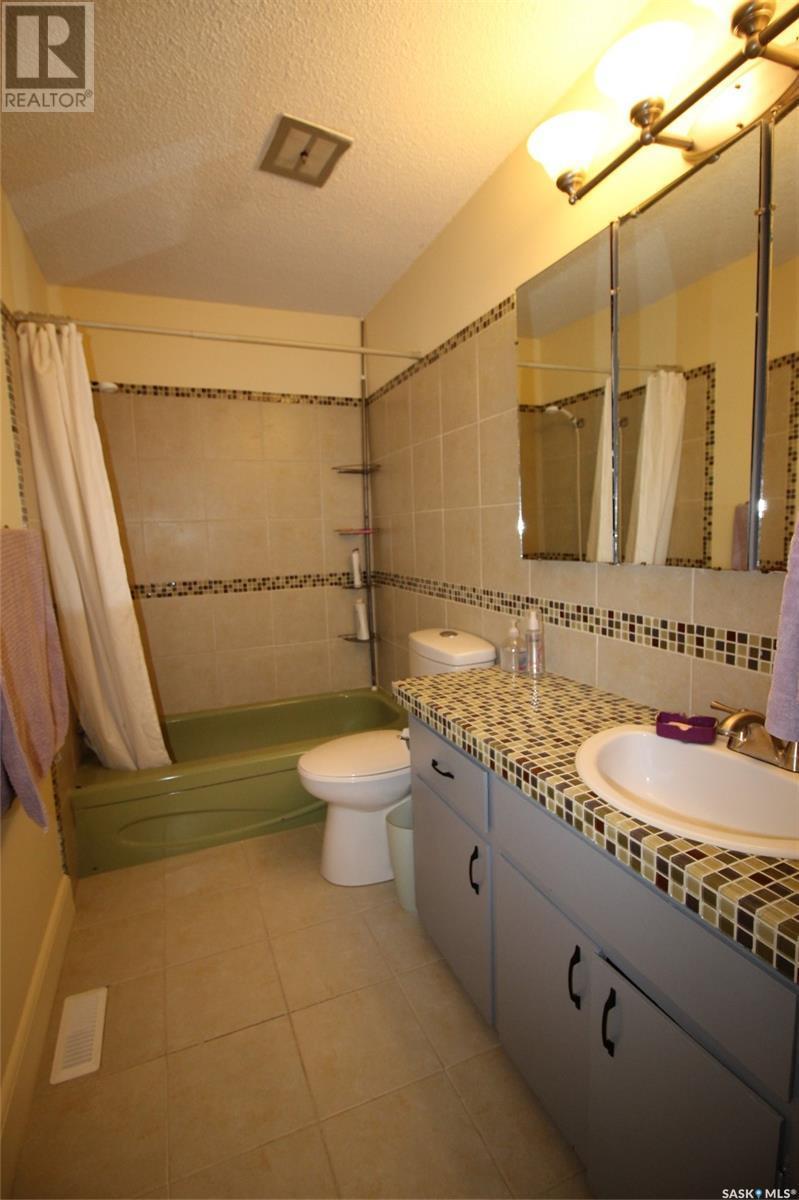 128 1St Street E, Frontier, SK - Indoor Photo Showing Bathroom