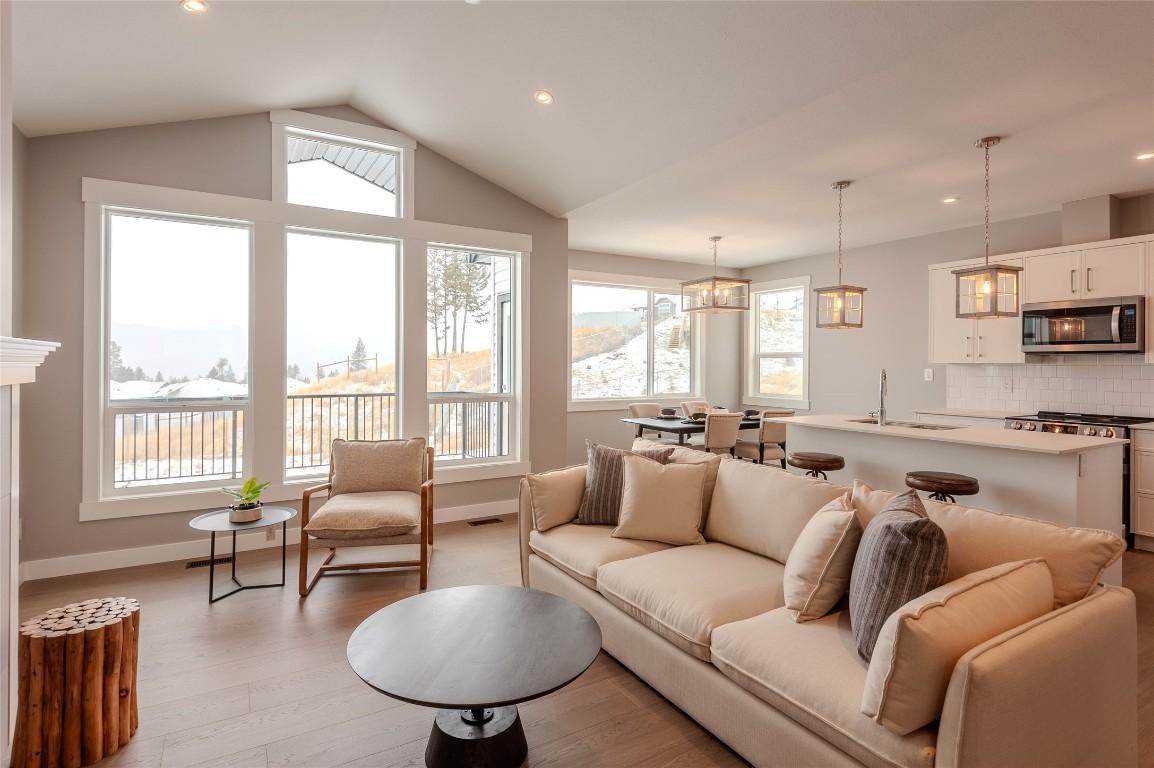 450 Poplar Drive, Logan Lake, BC - Indoor Photo Showing Living Room