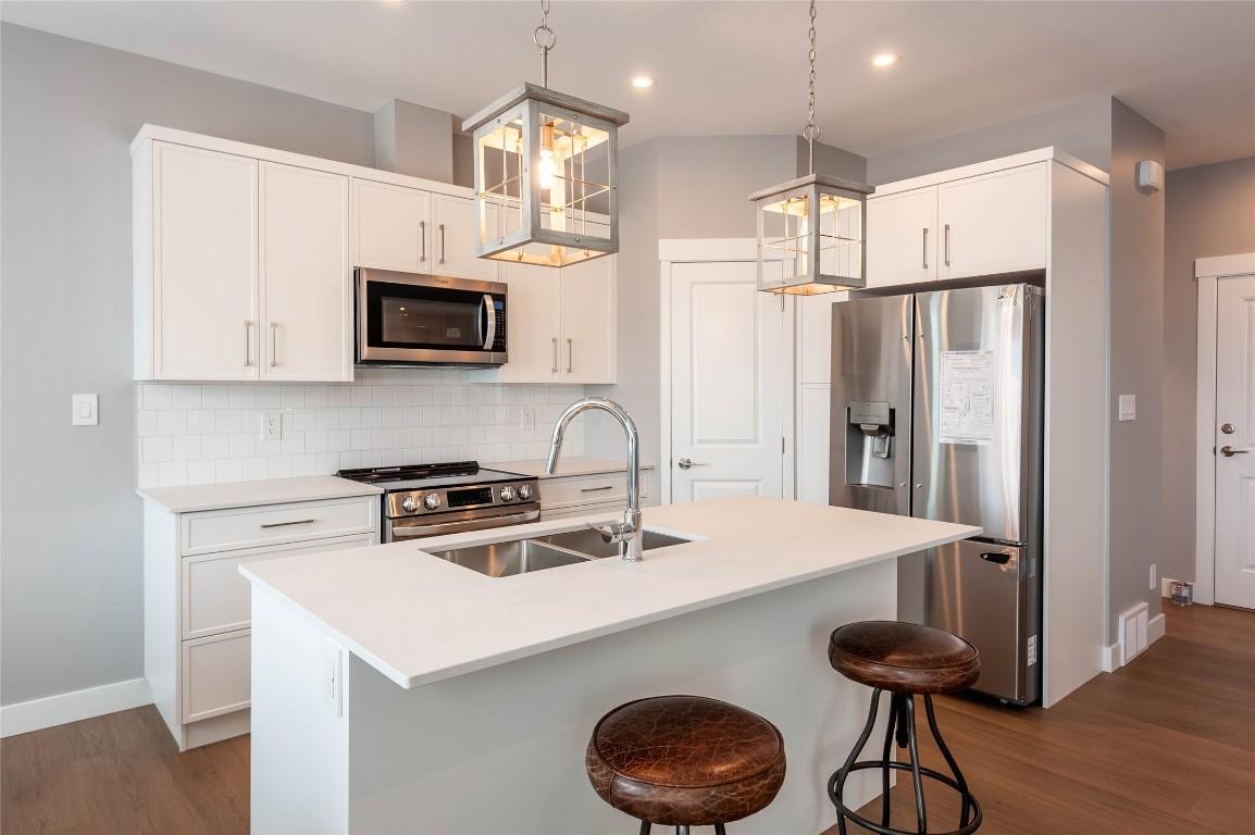 450 Poplar Drive, Logan Lake, BC - Indoor Photo Showing Kitchen With Double Sink With Upgraded Kitchen