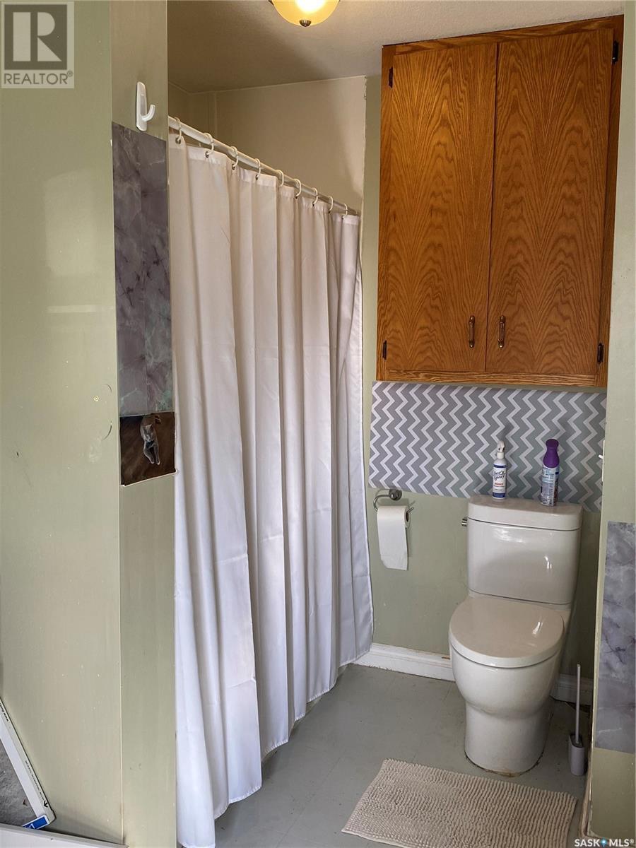 214 Main Street, Midale, SK - Indoor Photo Showing Bathroom