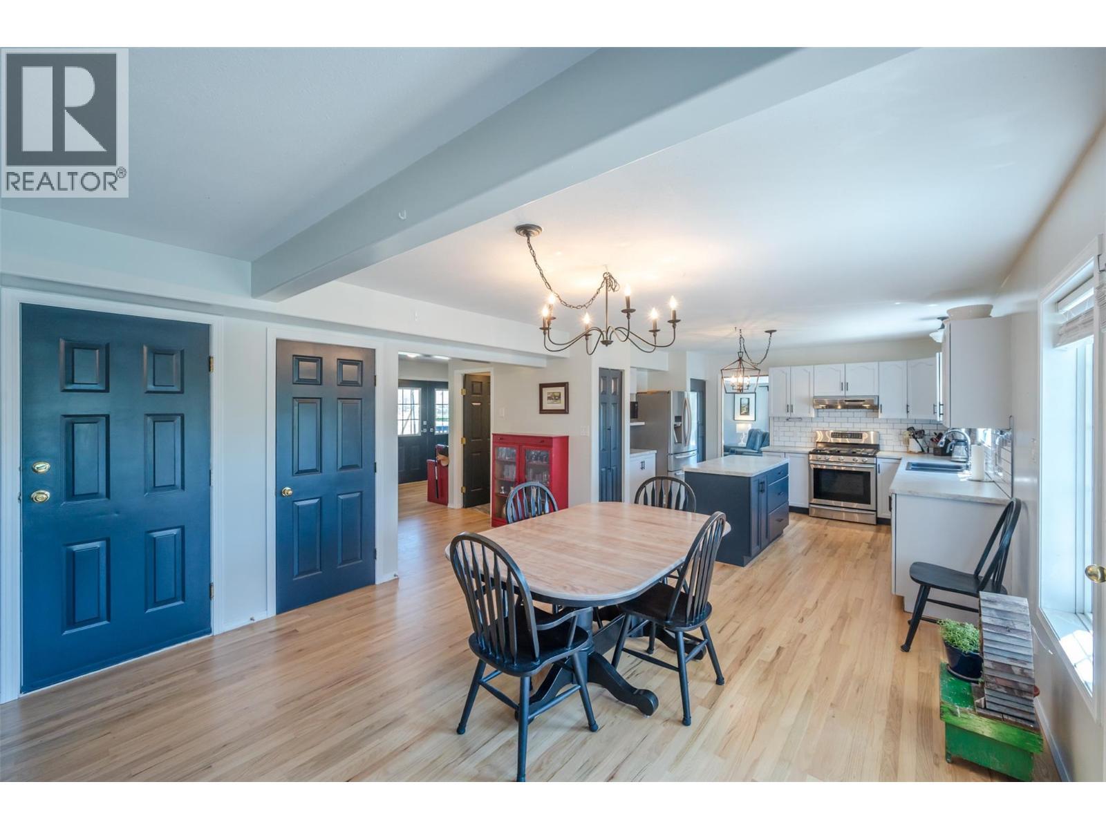 445 5 Road, Oliver, BC - Indoor Photo Showing Dining Room