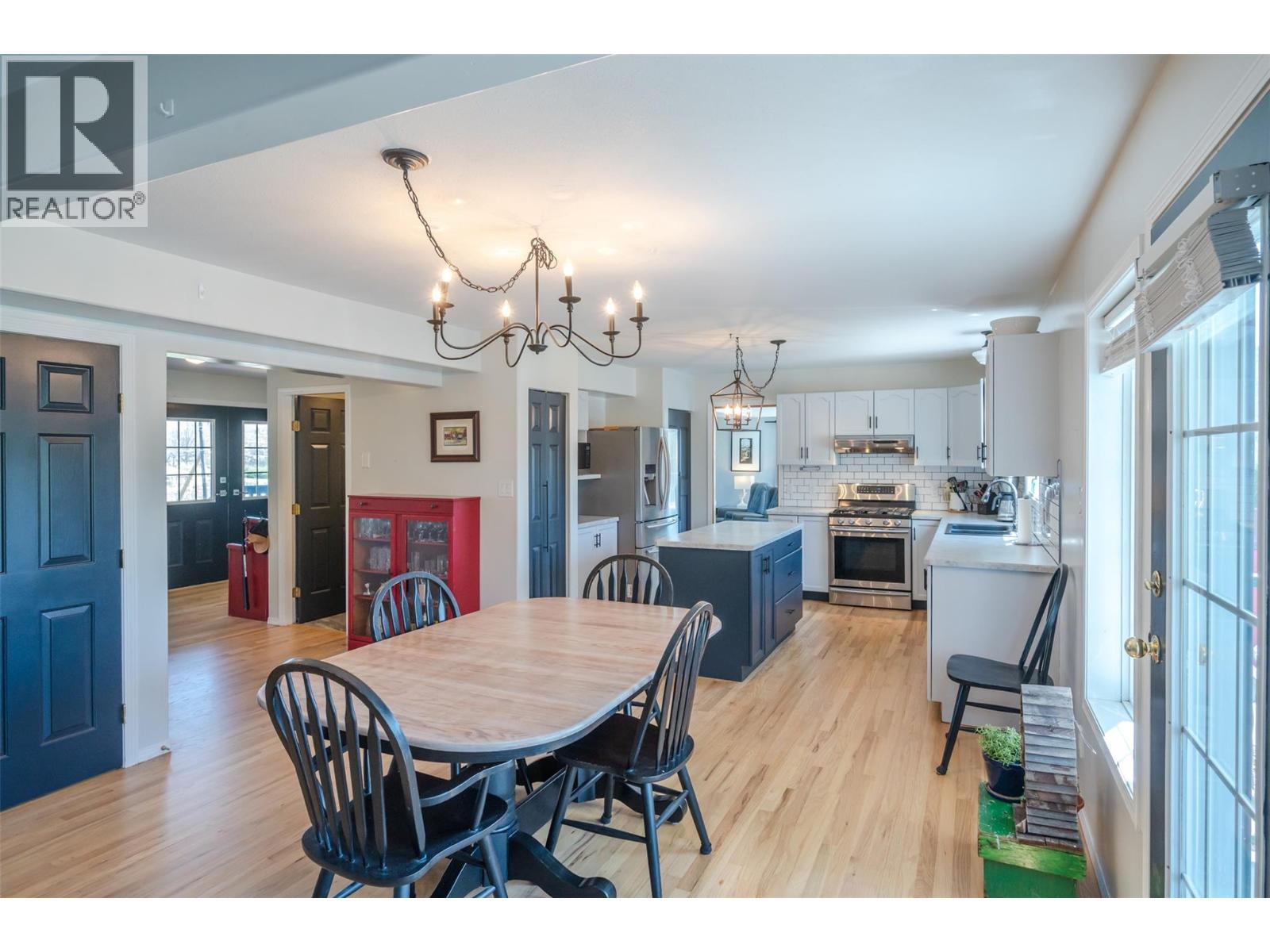 445 5 Road, Oliver, BC - Indoor Photo Showing Dining Room