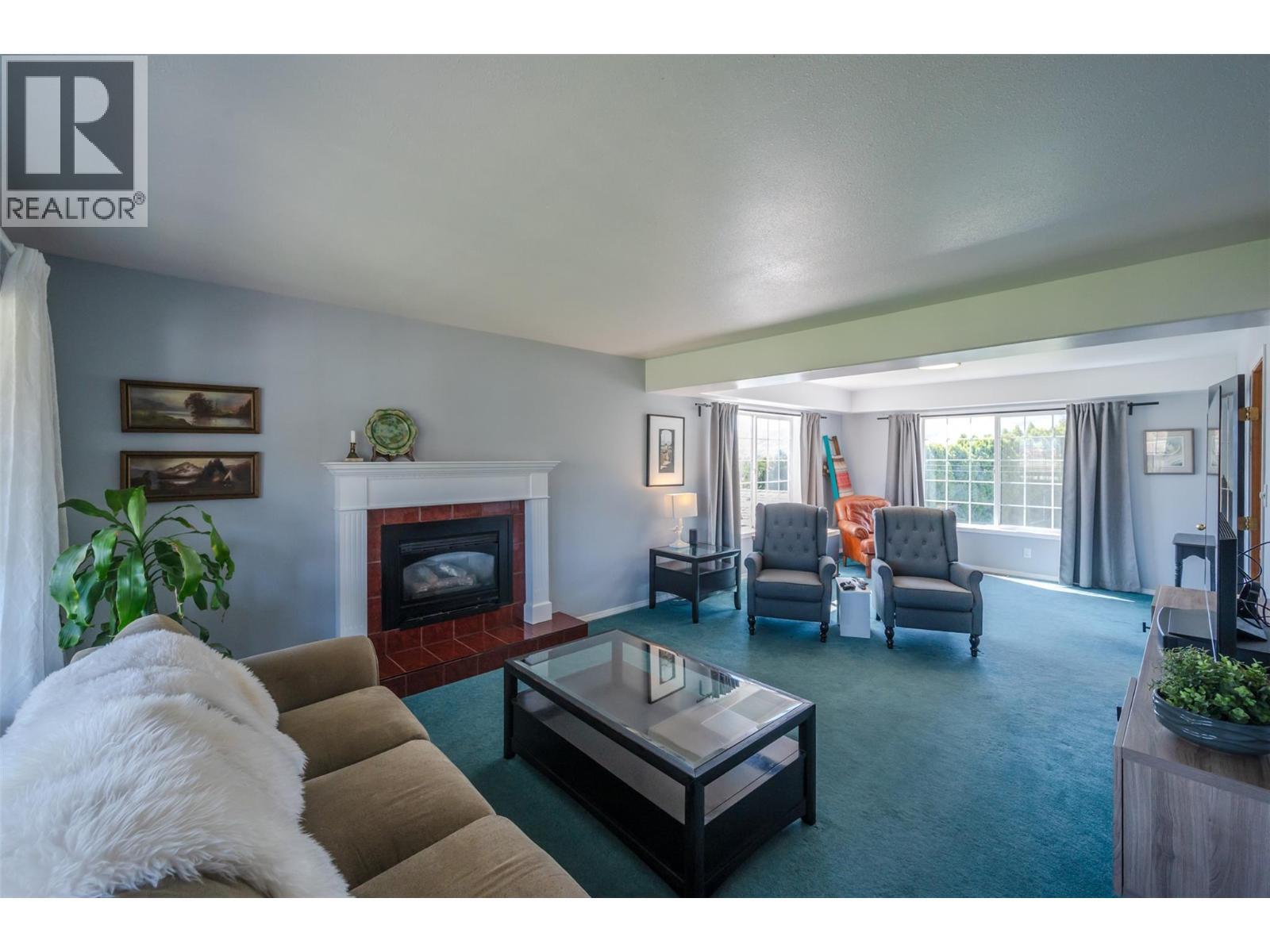 445 5 Road, Oliver, BC - Indoor Photo Showing Living Room With Fireplace