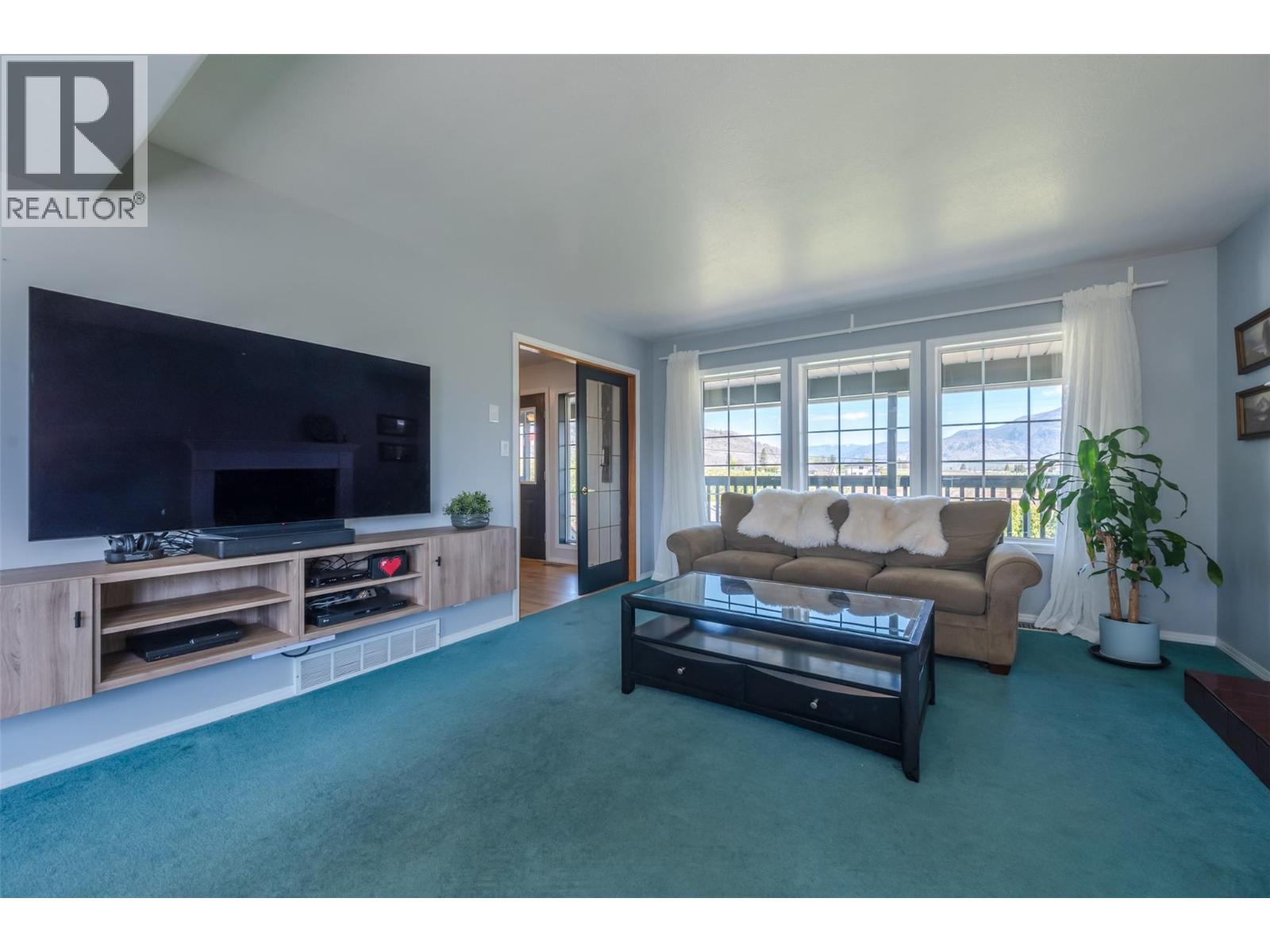 445 5 Road, Oliver, BC - Indoor Photo Showing Living Room
