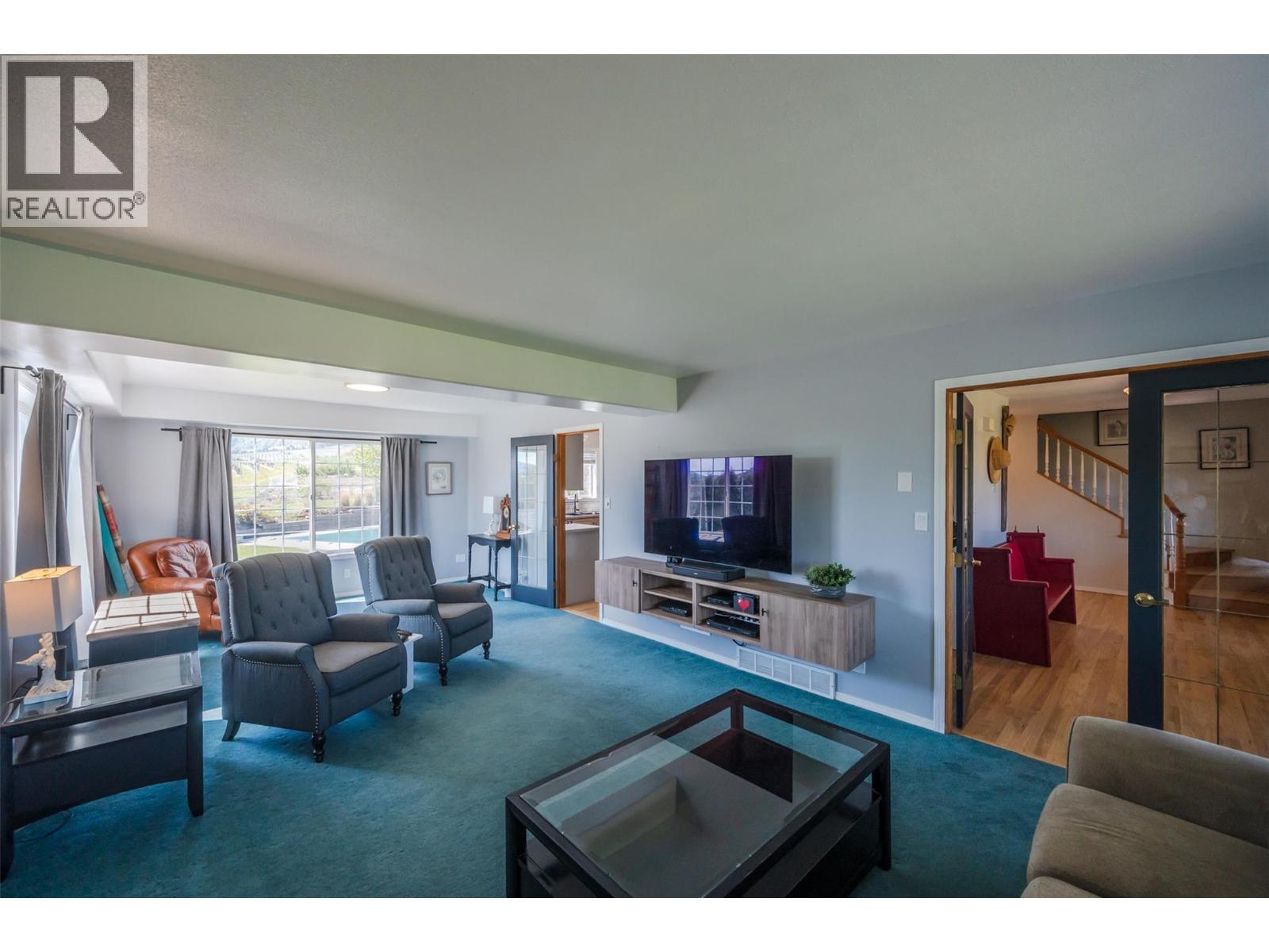 445 5 Road, Oliver, BC - Indoor Photo Showing Living Room