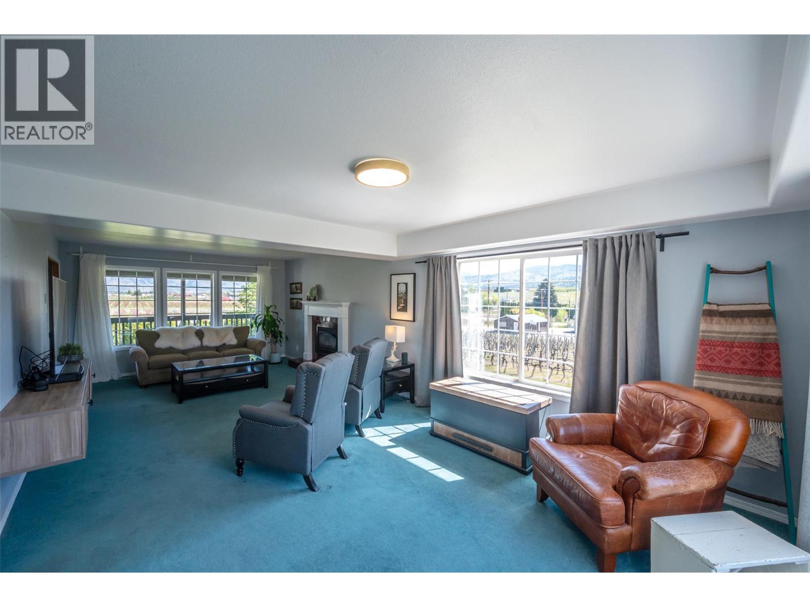 445 5 Road, Oliver, BC - Indoor Photo Showing Living Room