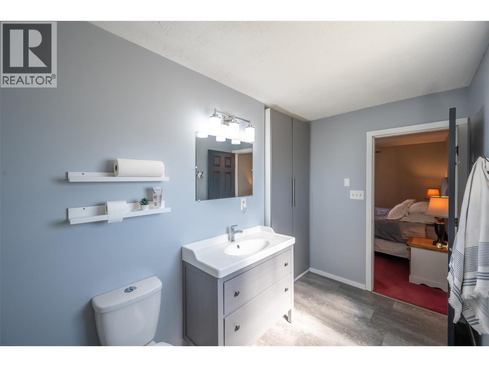 445 5 Road, Oliver, BC - Indoor Photo Showing Bathroom