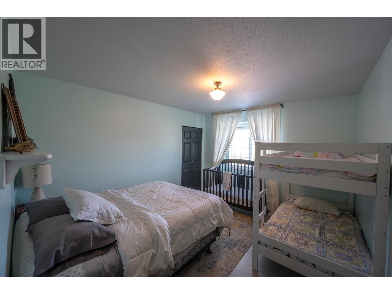 445 5 Road, Oliver, BC - Indoor Photo Showing Bedroom