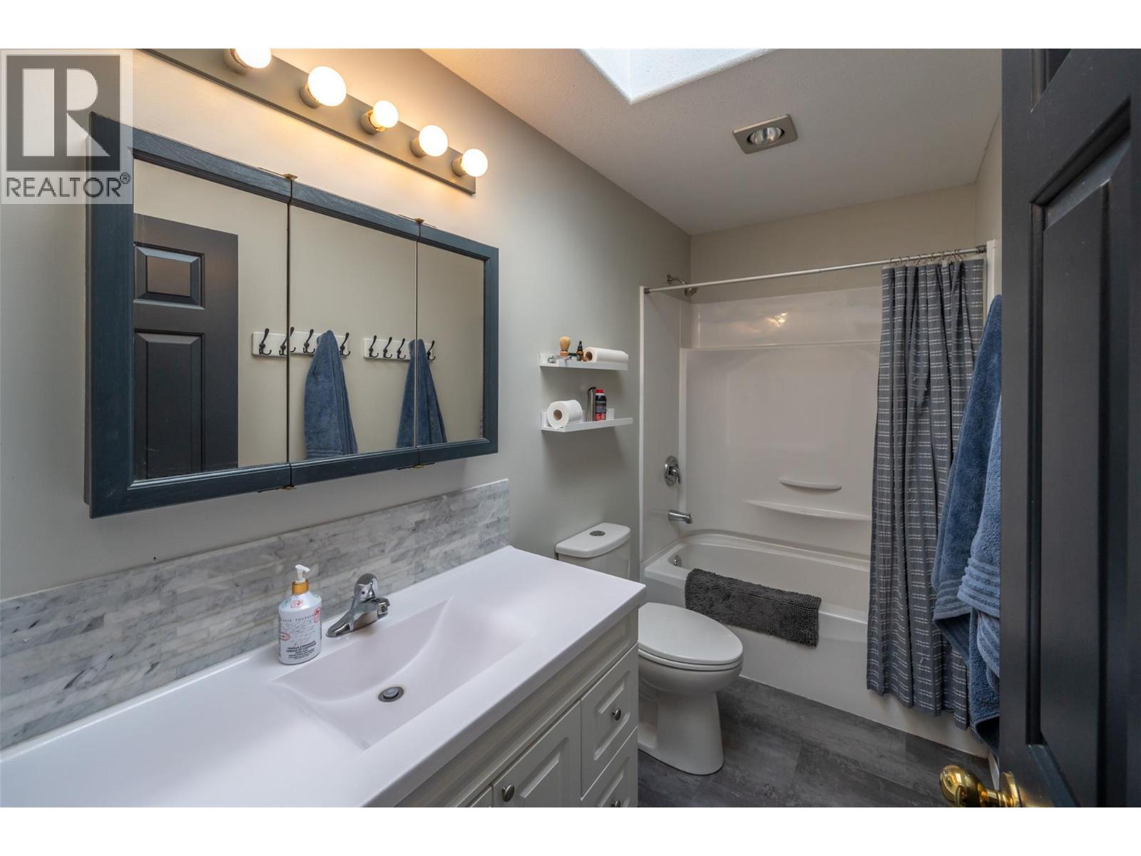 445 5 Road, Oliver, BC - Indoor Photo Showing Bathroom