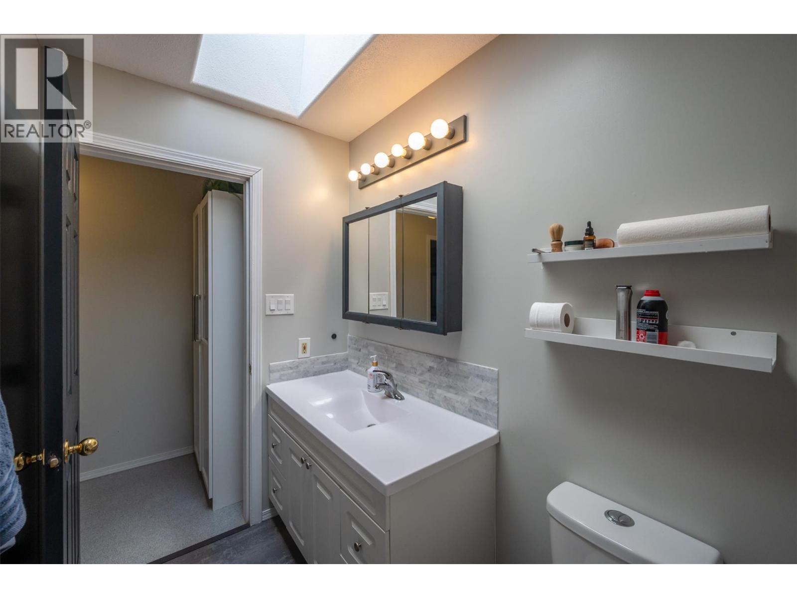 445 5 Road, Oliver, BC - Indoor Photo Showing Bathroom