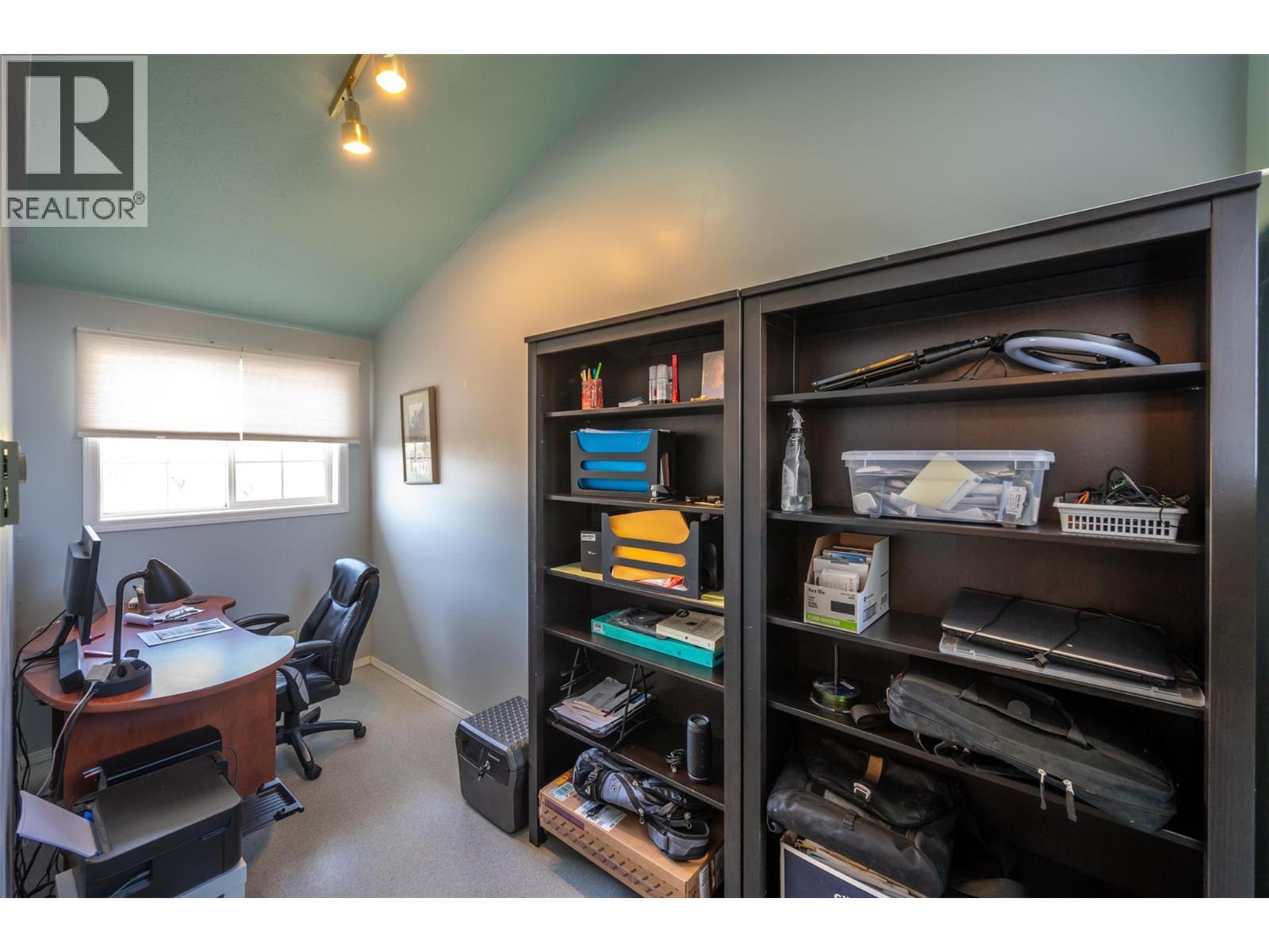 445 5 Road, Oliver, BC - Indoor Photo Showing Office