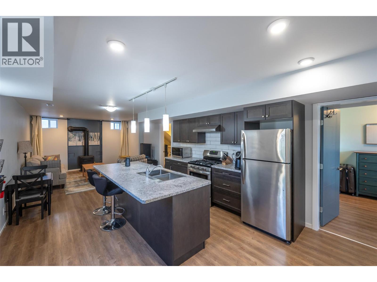 445 5 Road, Oliver, BC - Indoor Photo Showing Kitchen With Double Sink