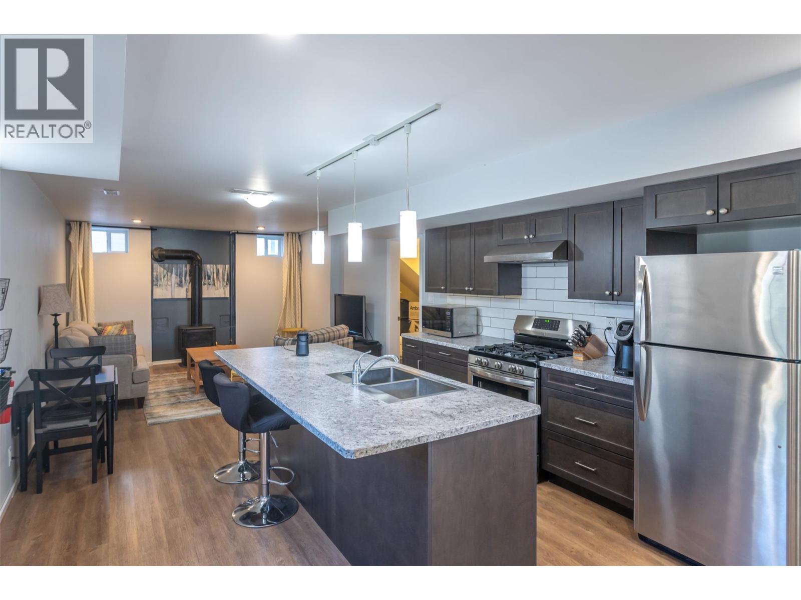 445 5 Road, Oliver, BC - Indoor Photo Showing Kitchen With Double Sink
