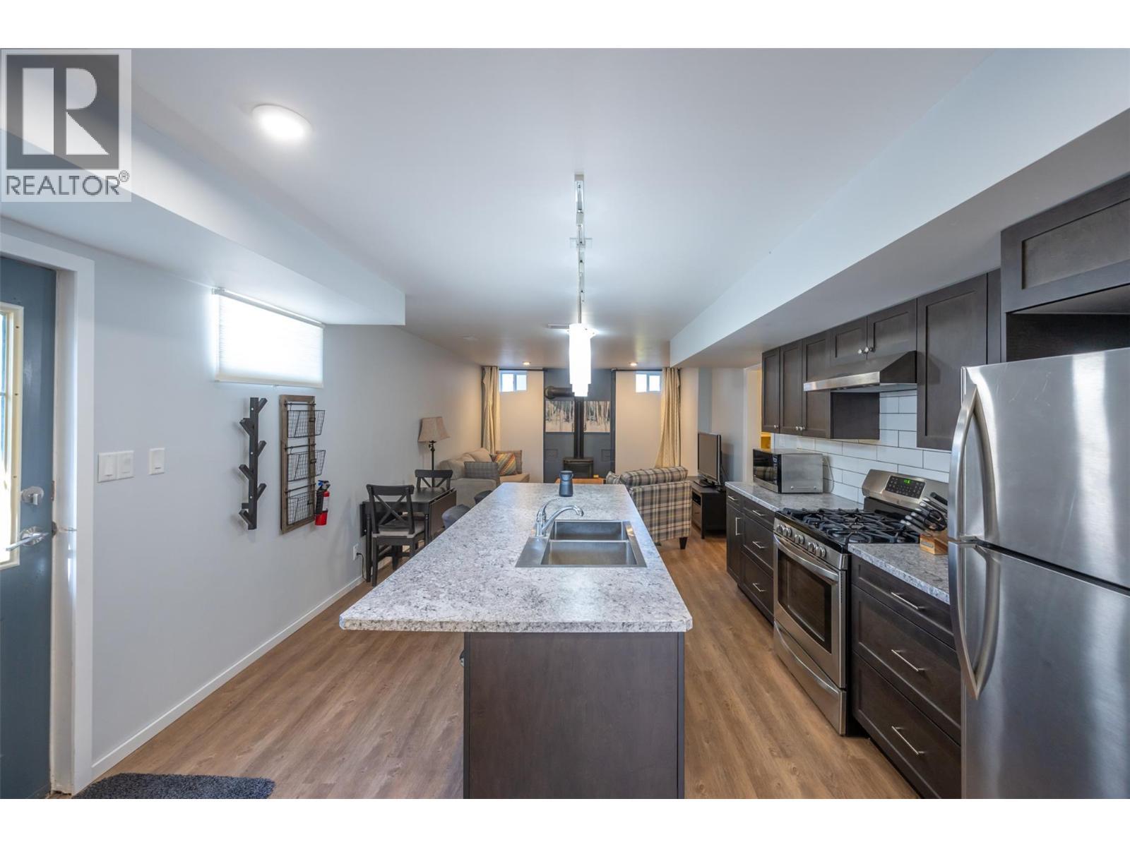 445 5 Road, Oliver, BC - Indoor Photo Showing Kitchen With Double Sink With Upgraded Kitchen