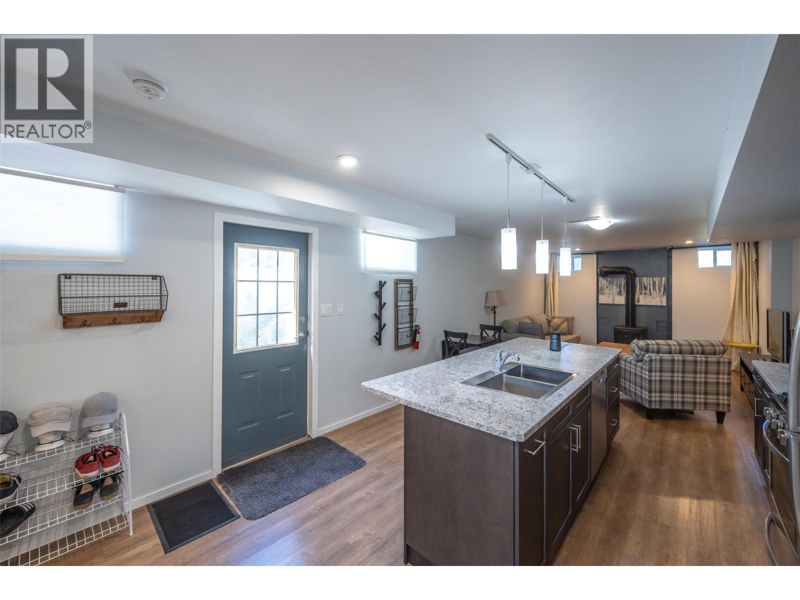 445 5 Road, Oliver, BC - Indoor Photo Showing Kitchen With Double Sink