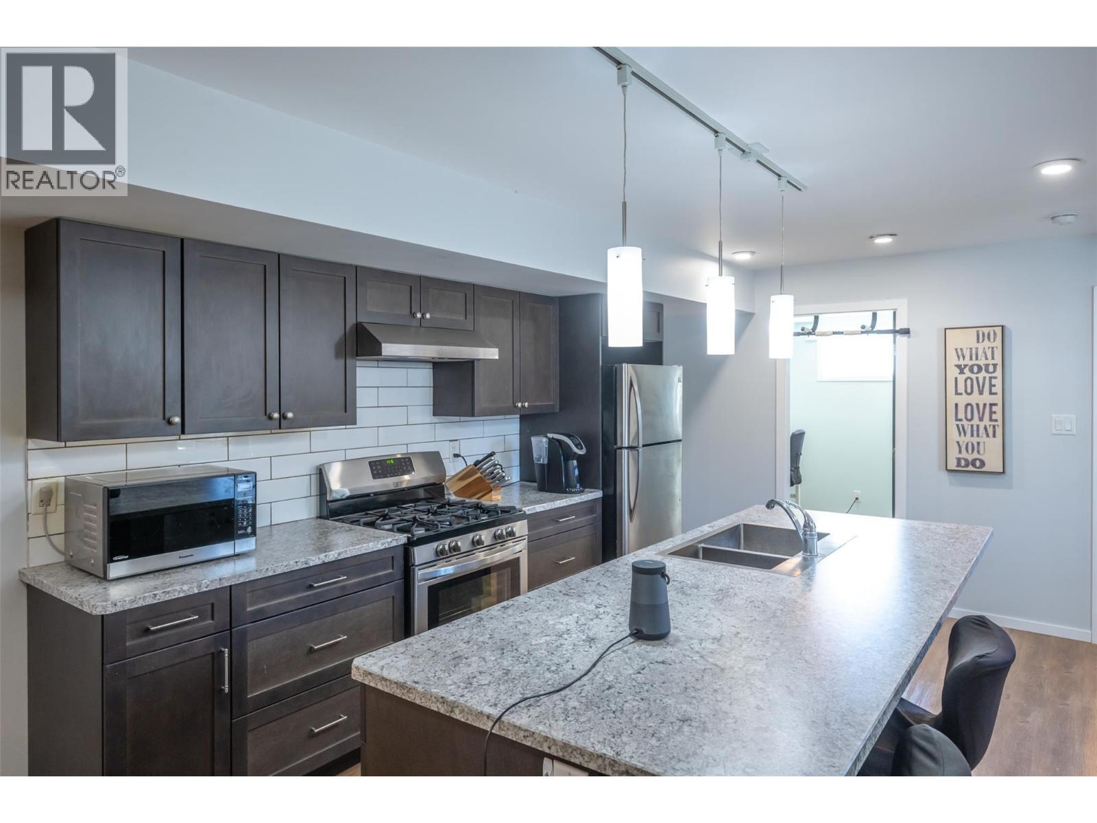 445 5 Road, Oliver, BC - Indoor Photo Showing Kitchen With Double Sink With Upgraded Kitchen