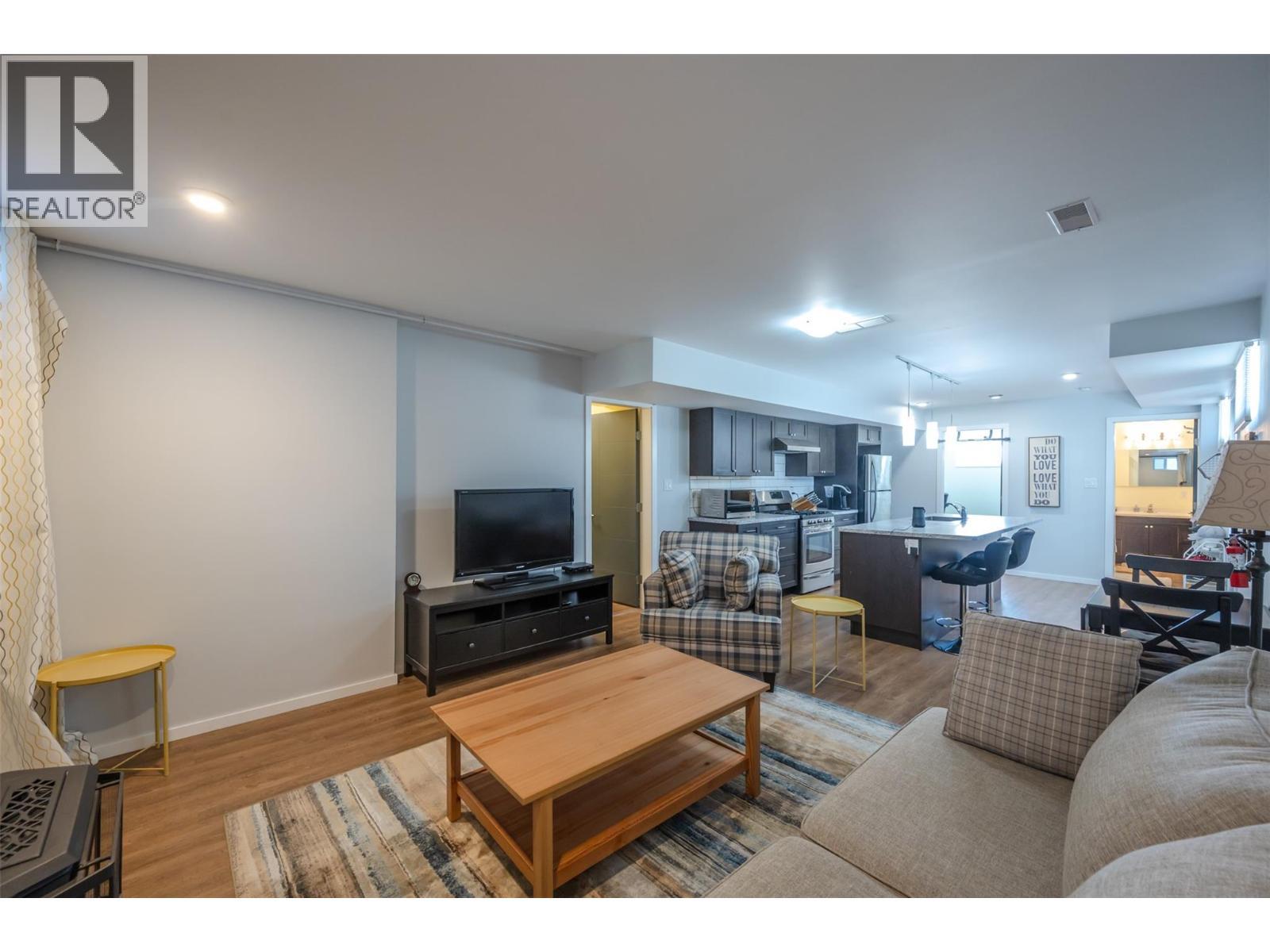 445 5 Road, Oliver, BC - Indoor Photo Showing Living Room