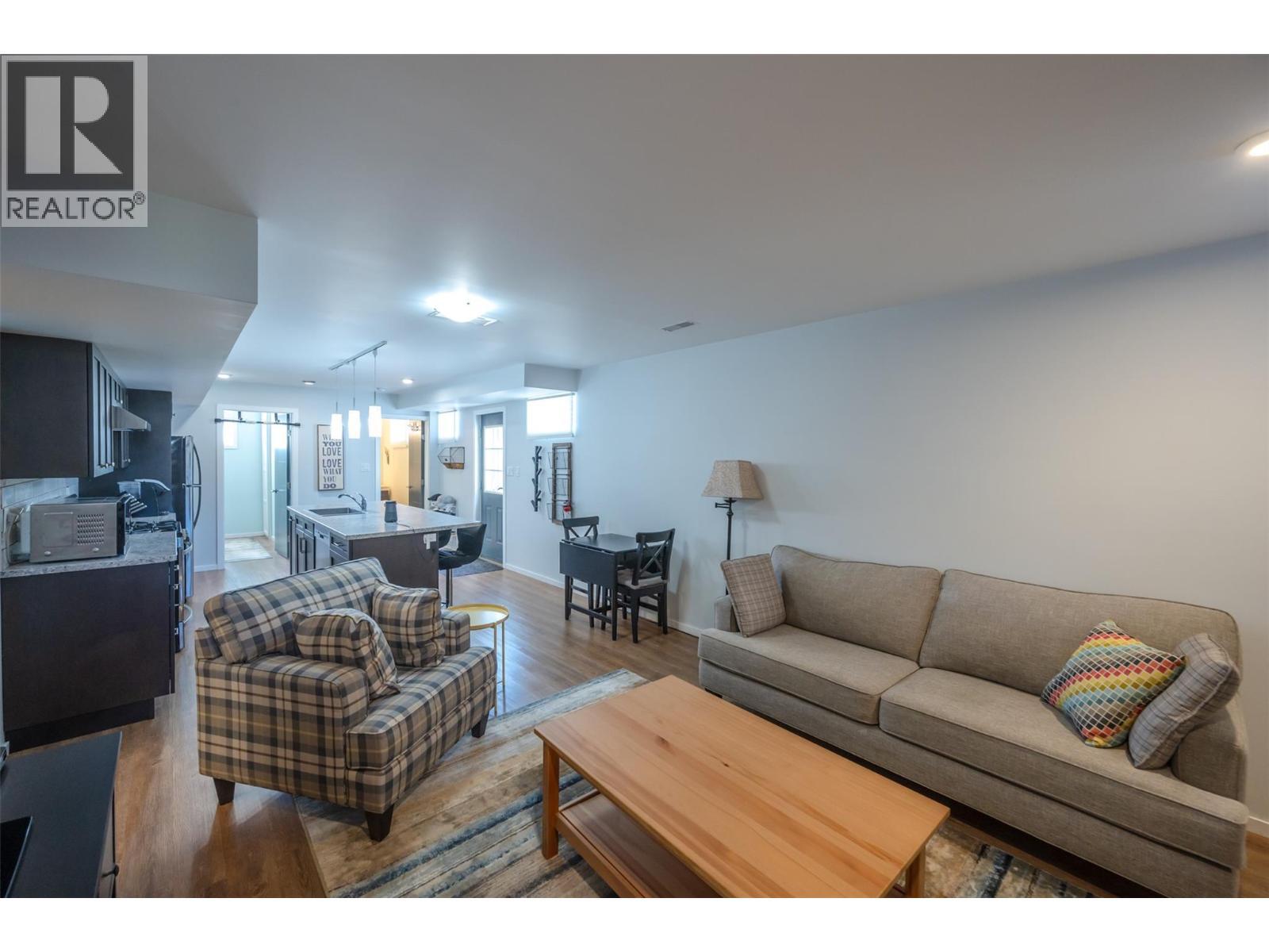 445 5 Road, Oliver, BC - Indoor Photo Showing Living Room