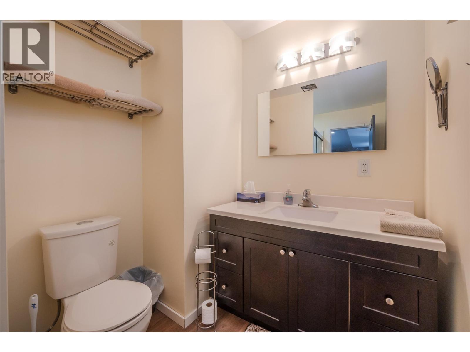 445 5 Road, Oliver, BC - Indoor Photo Showing Bathroom