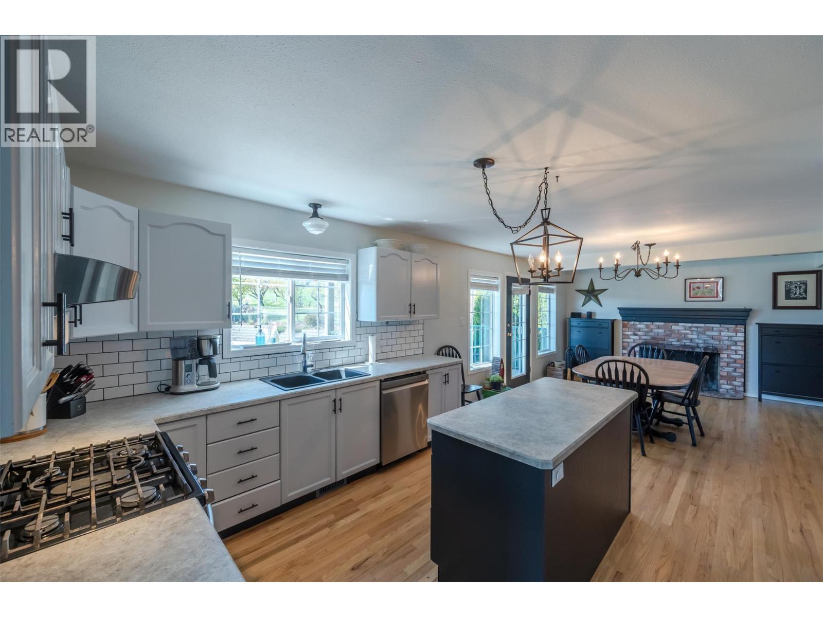 445 5 Road, Oliver, BC - Indoor Photo Showing Kitchen With Double Sink