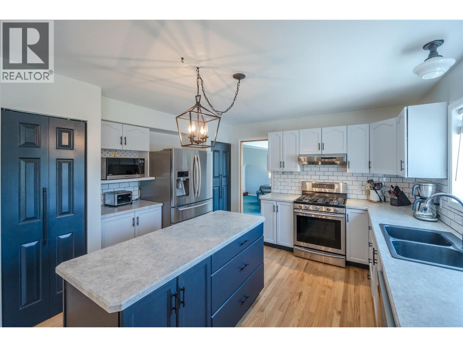 445 5 Road, Oliver, BC - Indoor Photo Showing Kitchen With Double Sink