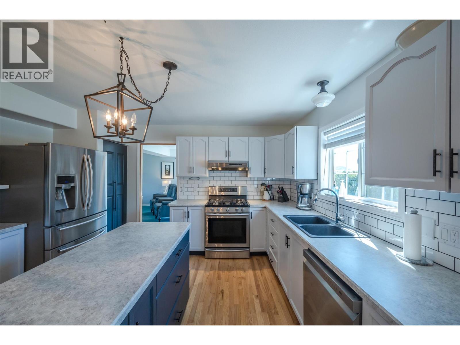 445 5 Road, Oliver, BC - Indoor Photo Showing Kitchen With Double Sink With Upgraded Kitchen