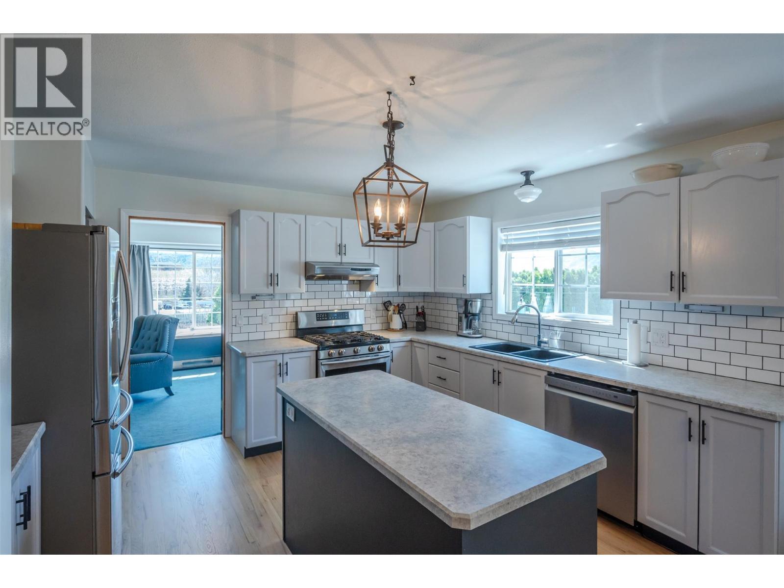 445 5 Road, Oliver, BC - Indoor Photo Showing Kitchen With Double Sink