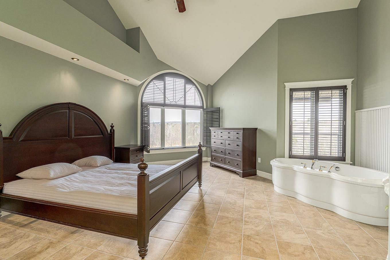 Bedroom - 410-2085 Place Du Club-Memphré, Magog, QC - Indoor Photo Showing Bedroom