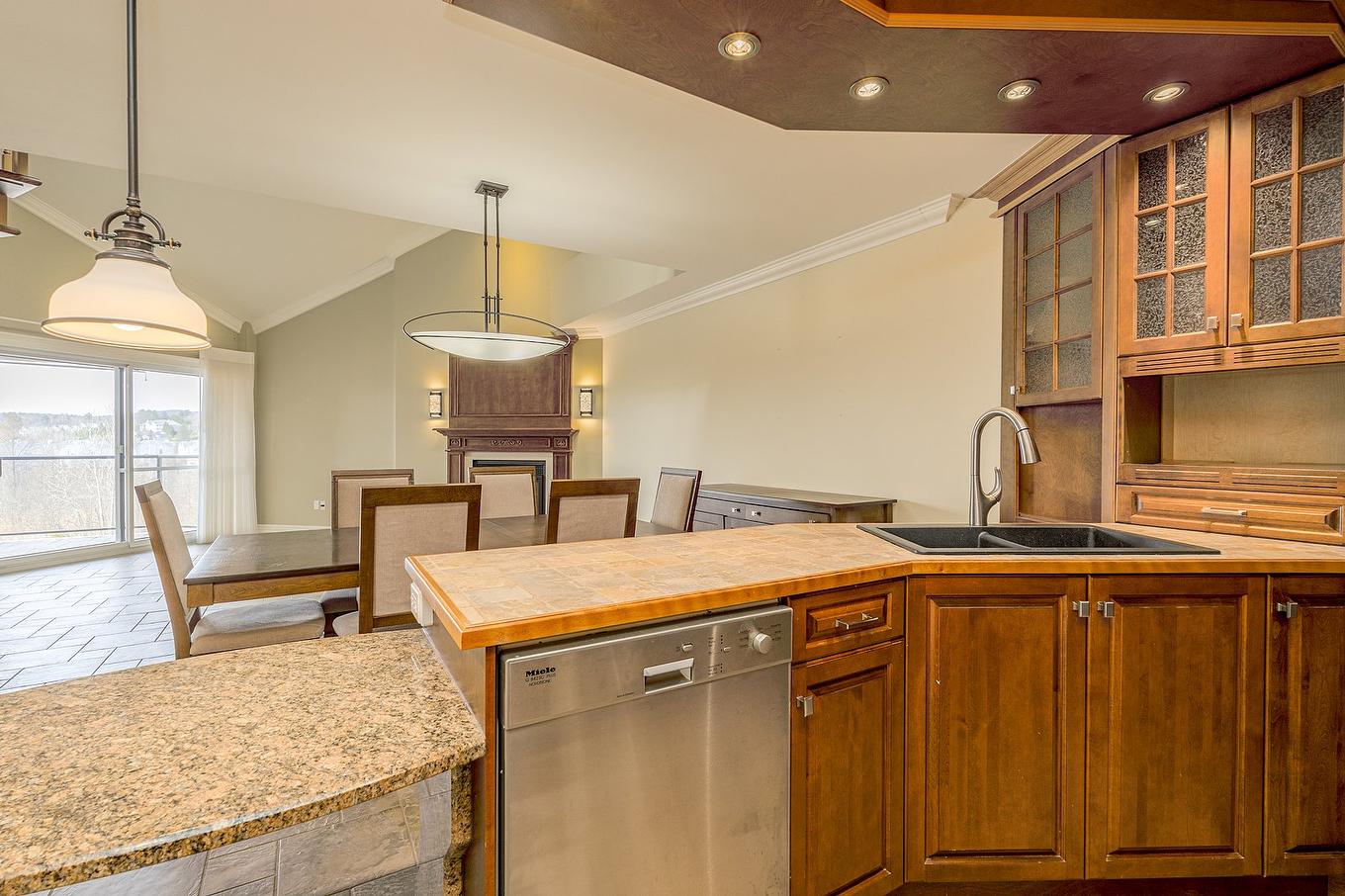 Kitchen - 410-2085 Place Du Club-Memphré, Magog, QC - Indoor Photo Showing Kitchen With Double Sink