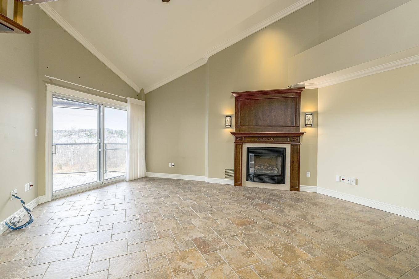 Living room - 410-2085 Place Du Club-Memphré, Magog, QC - Indoor With Fireplace