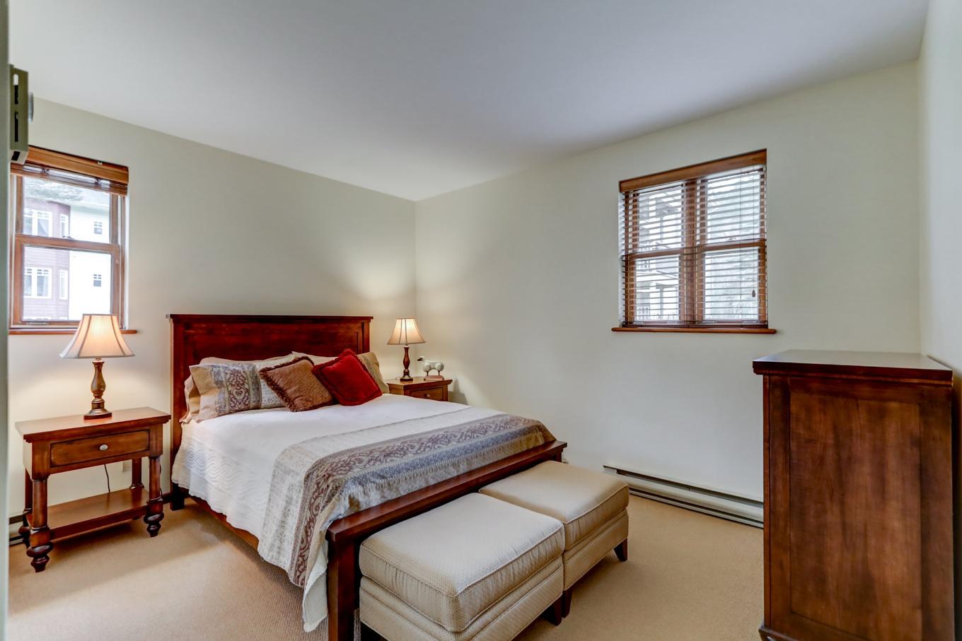 Primary bedroom - 2-107 Ch. De L'Érablière, Mont-Tremblant, QC - Indoor Photo Showing Bedroom