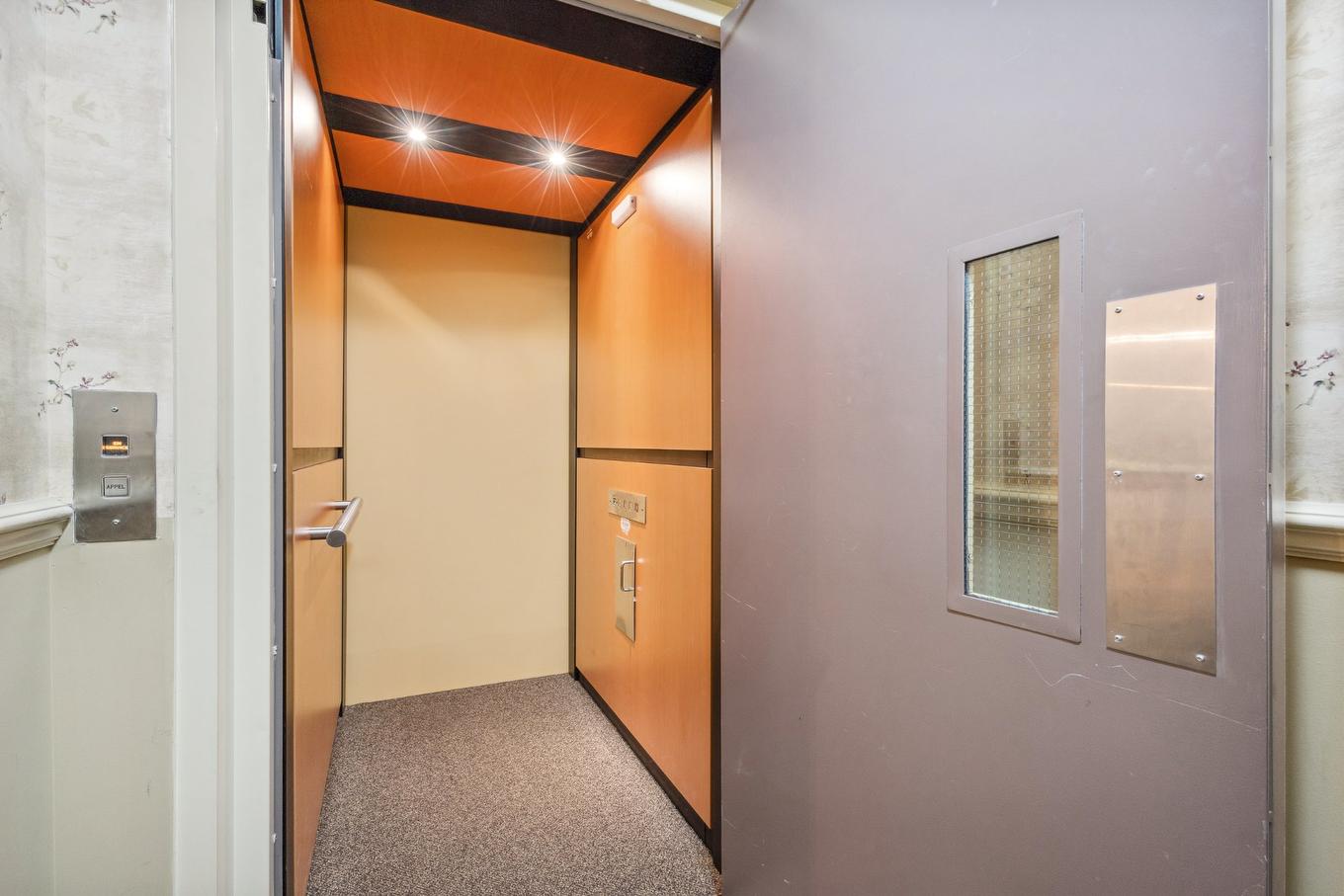 Elevator - 4-300 Rue Du Moulin, Magog, QC - Indoor Photo Showing Other Room