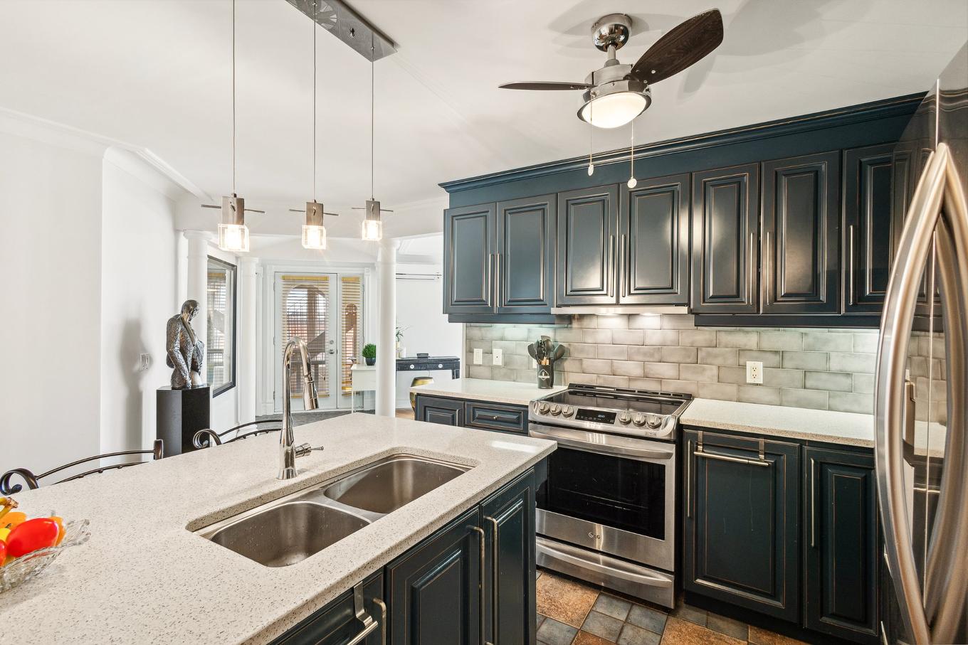 Kitchen - 4-300 Rue Du Moulin, Magog, QC - Indoor Photo Showing Kitchen With Double Sink With Upgraded Kitchen