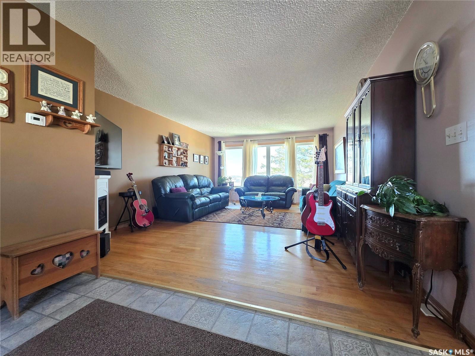 101 Fraser Avenue, Oxbow, SK - Indoor