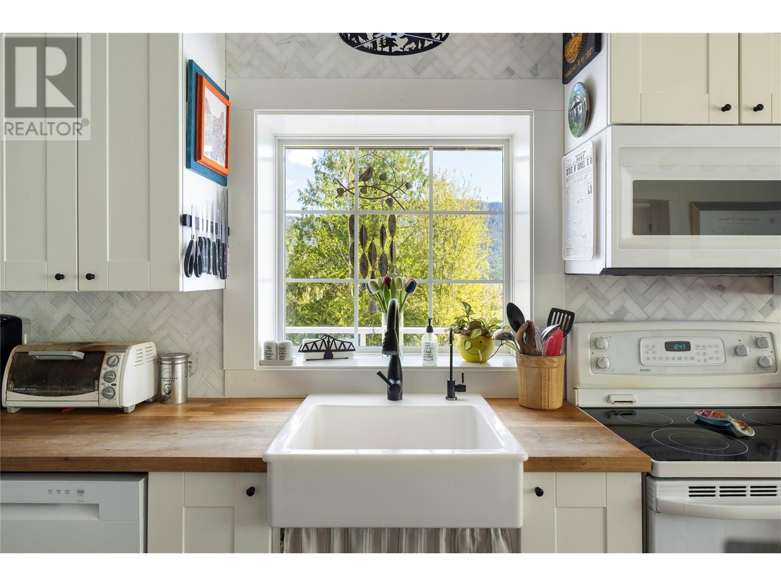 6740 Highway 97A Highway, Grindrod, BC - Indoor Photo Showing Kitchen