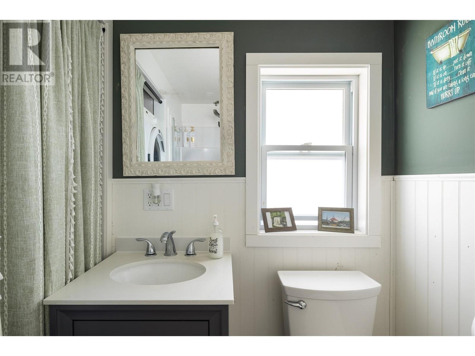 6740 Highway 97A Highway, Grindrod, BC - Indoor Photo Showing Bathroom