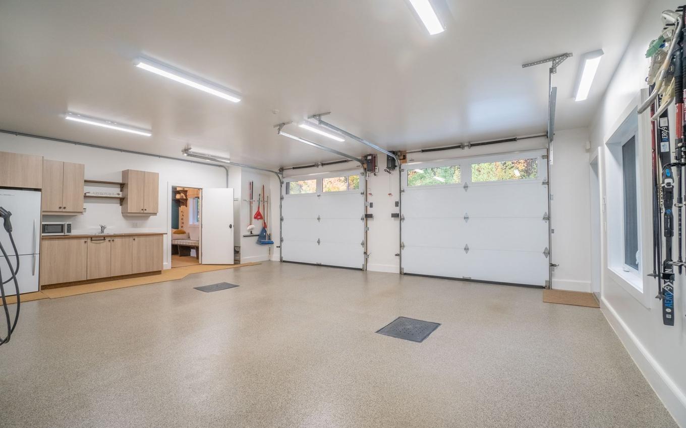 Garage - 5 Rue Champoux, Sainte-Béatrix, QC - Indoor Photo Showing Garage