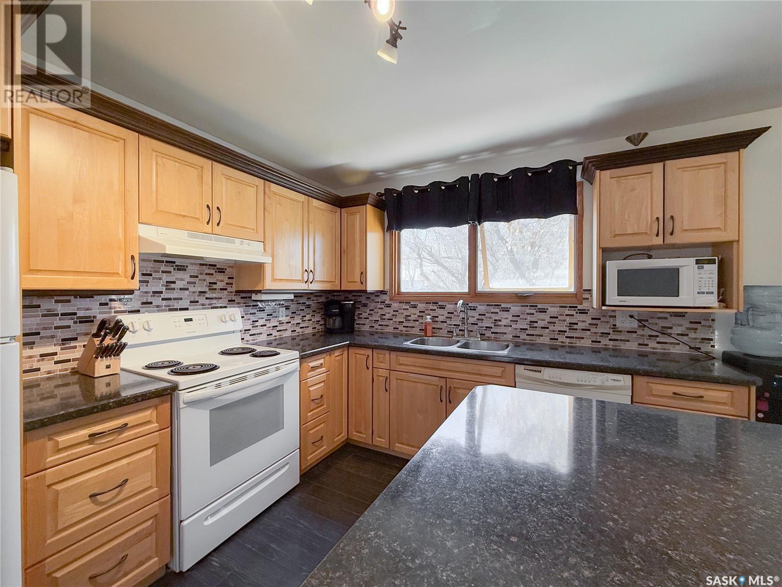 208 1St Street E, Climax, SK - Indoor Photo Showing Kitchen With Double Sink