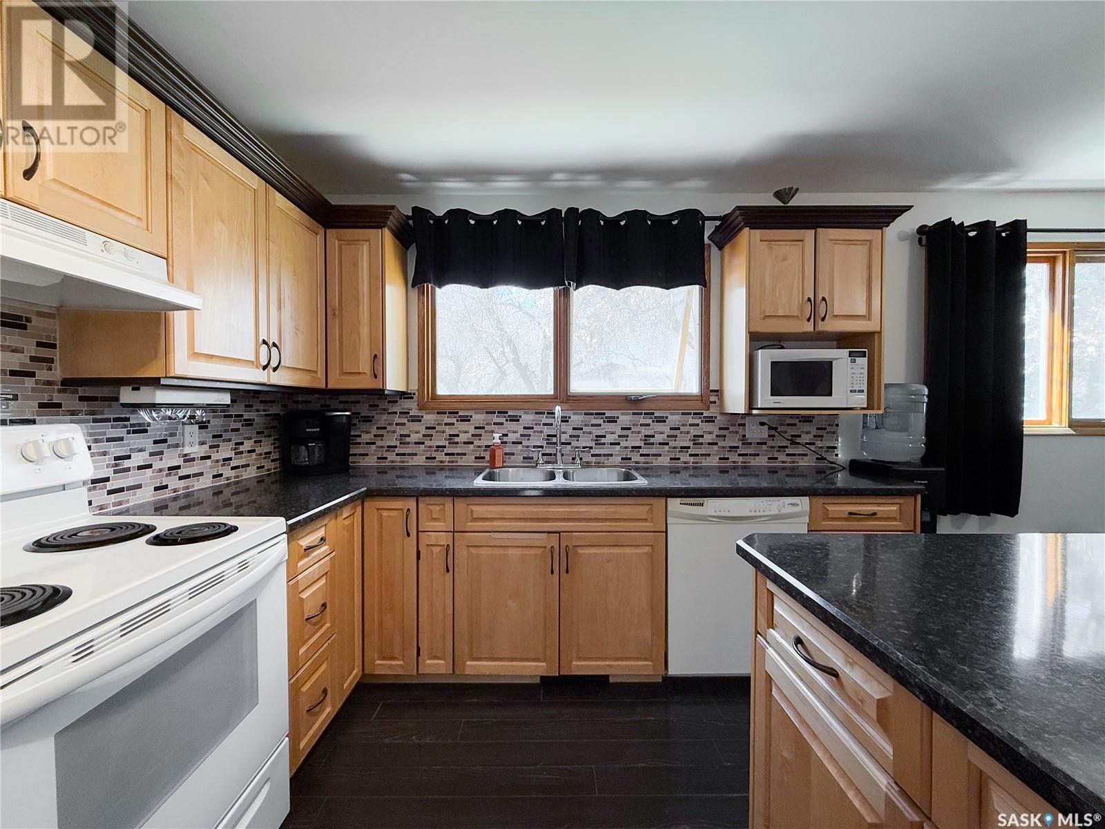 208 1St Street E, Climax, SK - Indoor Photo Showing Kitchen With Double Sink