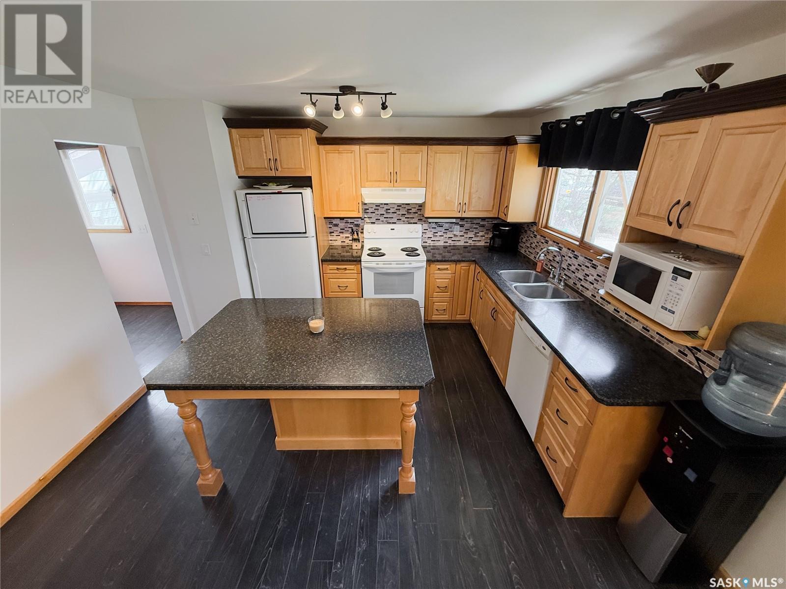 208 1St Street E, Climax, SK - Indoor Photo Showing Kitchen With Double Sink
