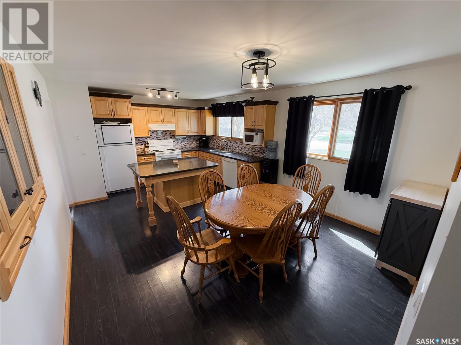 208 1St Street E, Climax, SK - Indoor Photo Showing Dining Room