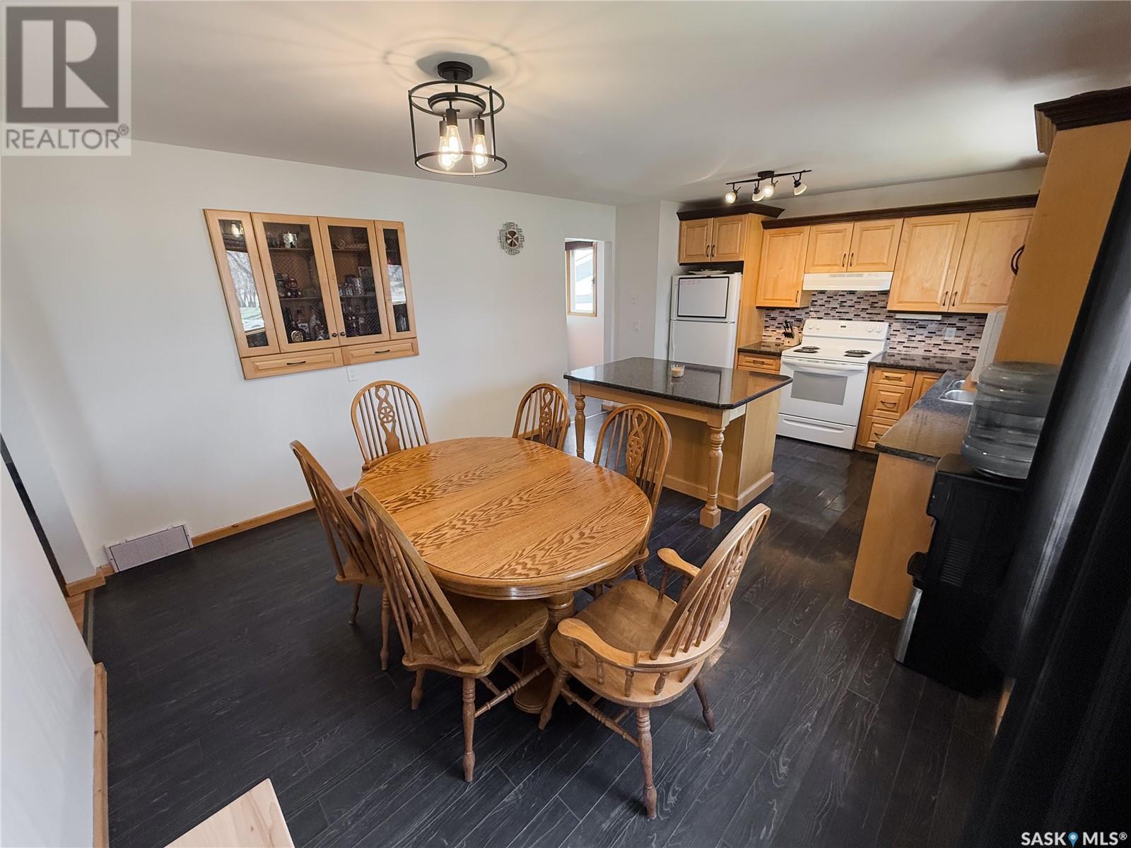 208 1St Street E, Climax, SK - Indoor Photo Showing Dining Room