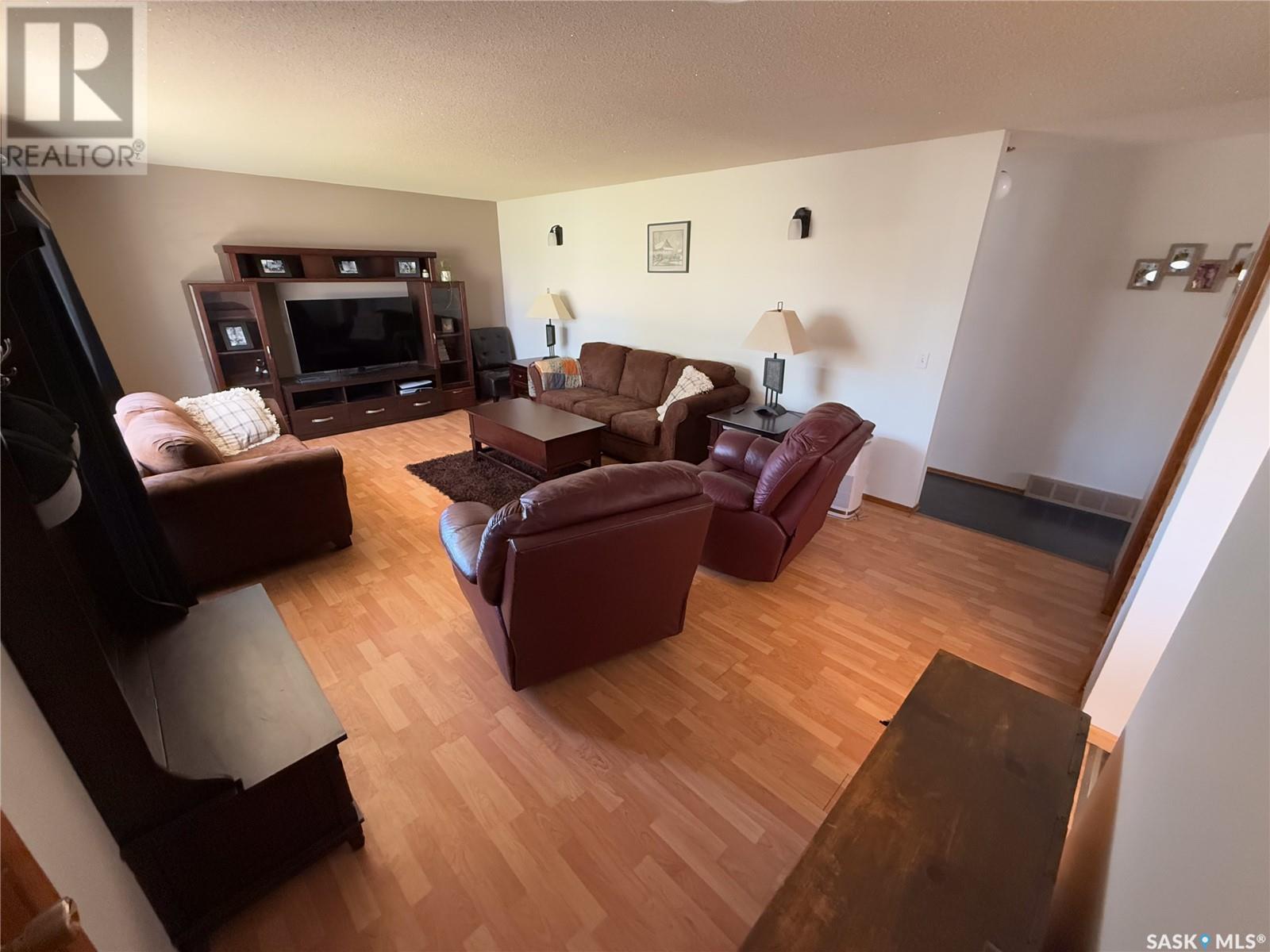 208 1St Street E, Climax, SK - Indoor Photo Showing Living Room
